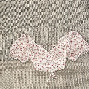 Summery crop top with pink floral pattern!